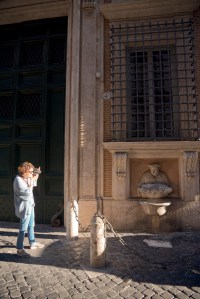 Il Facchino, una piccola fontana in Via Lata, una delle statue parlanti