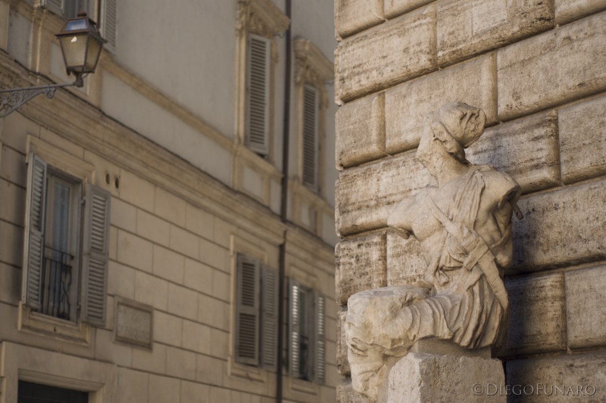 Pasquino rappresenta la più nota tra le statue parlanti romane