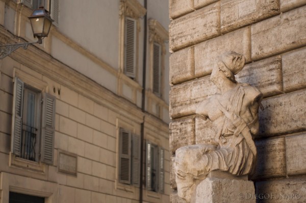 Pasquino rappresenta la più nota tra le statue parlanti romane