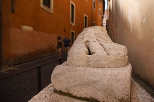 Un piede di marmo con un sandalo