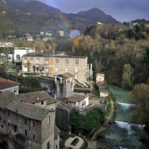 Un arcobaleno si mostra sopra la cartiera di Subiaco affacciata sul fiume Aniene