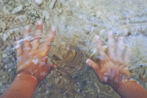 L'Aniene in molti punti ha acque calme e fondali bassi, ideali per far giocare i bambini in sicurezza