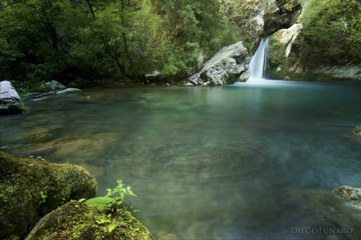 Una cascatella forma un piccolo lago nei pressi di Subiaco
