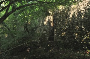 Pochi metri più in alto della cascata di Trevi, immersi nel verde, si nascondono i ruderi di una villa romana