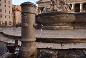 Migliaia di persone passano ogni giorni davanti al Pantheon, non può mancare un nasone per dissetarle
