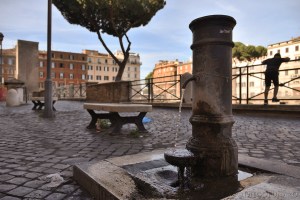Una fontanella accanto all'area archeologica di Largo di Torre Argentina