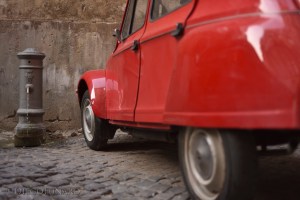 Un'auto d'epoca parcheggiata accanto a un nasone