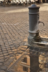 L'acqua di un nasone forma una piccola pozzanghera