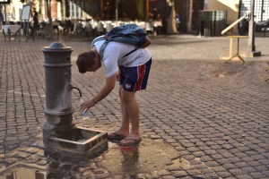 Il flusso d'acqua è usato per riempire bottigliette