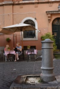 Fontanella a pochi passi dai tavolini di un locale