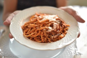 un ricco piatto di amatriciana in uno dei ristoranti di Amatrice
