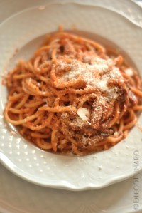 Il pecorino è il tocco finale nel condire gli spaghetti all'amatriciana