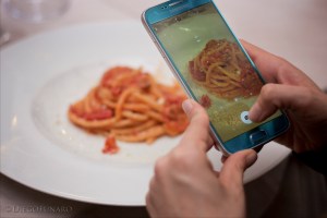 Turisti e appassionati di cibo non possono resistere alla tentazione di fotografare un bel piatto di spaghetti all'amatriciana
