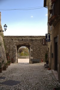 Il borgo è circondato da mura difensive