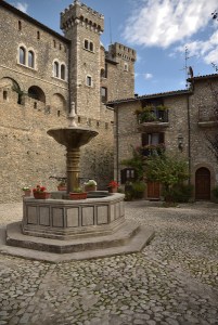 La fontana posta al centro della piazza principale