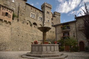 La piazzetta di Collalto Sabino con la sua fontana e il castello