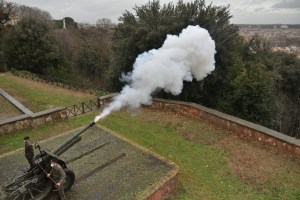 Il cannone spara a salve ogni mezzogiorno, indicando l'ora esatta