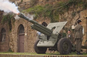 A mezzogiorno in punto il cannone del Gianicolo segna l'ora esatta