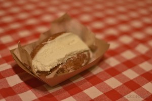 Un solitario maritozzo con la panna su una caratteristica tovaglia a quadri rossi