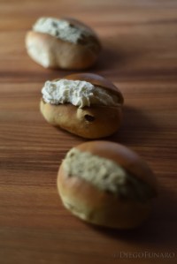 L'uvetta arricchisce l'impasto del maritozzo quaresimale