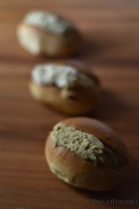 Maritozzi quaresimali con panna e panna al pistacchio