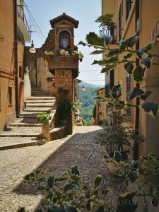 la piazzetta di pietra sprecata a subiaco