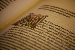 Una pagina miniata di un antico testo