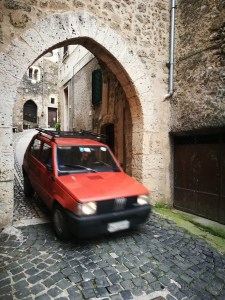 Un arco segna il passaggio verso una delle piazze più fotografate del borgo