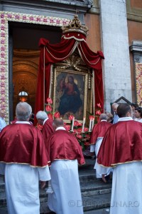 I portatori fanno uscire dalla chiesa l'effige di Gesù